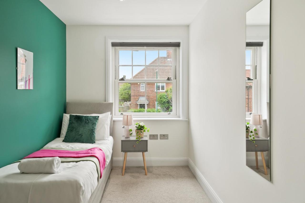 Lovely 4 Bed With Ensuite Free Wifi Off Street Parking In Sutton Morden  Exterior photo